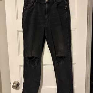 American Eagle Outfitters Women’s  Black Distressed Mom Jeans